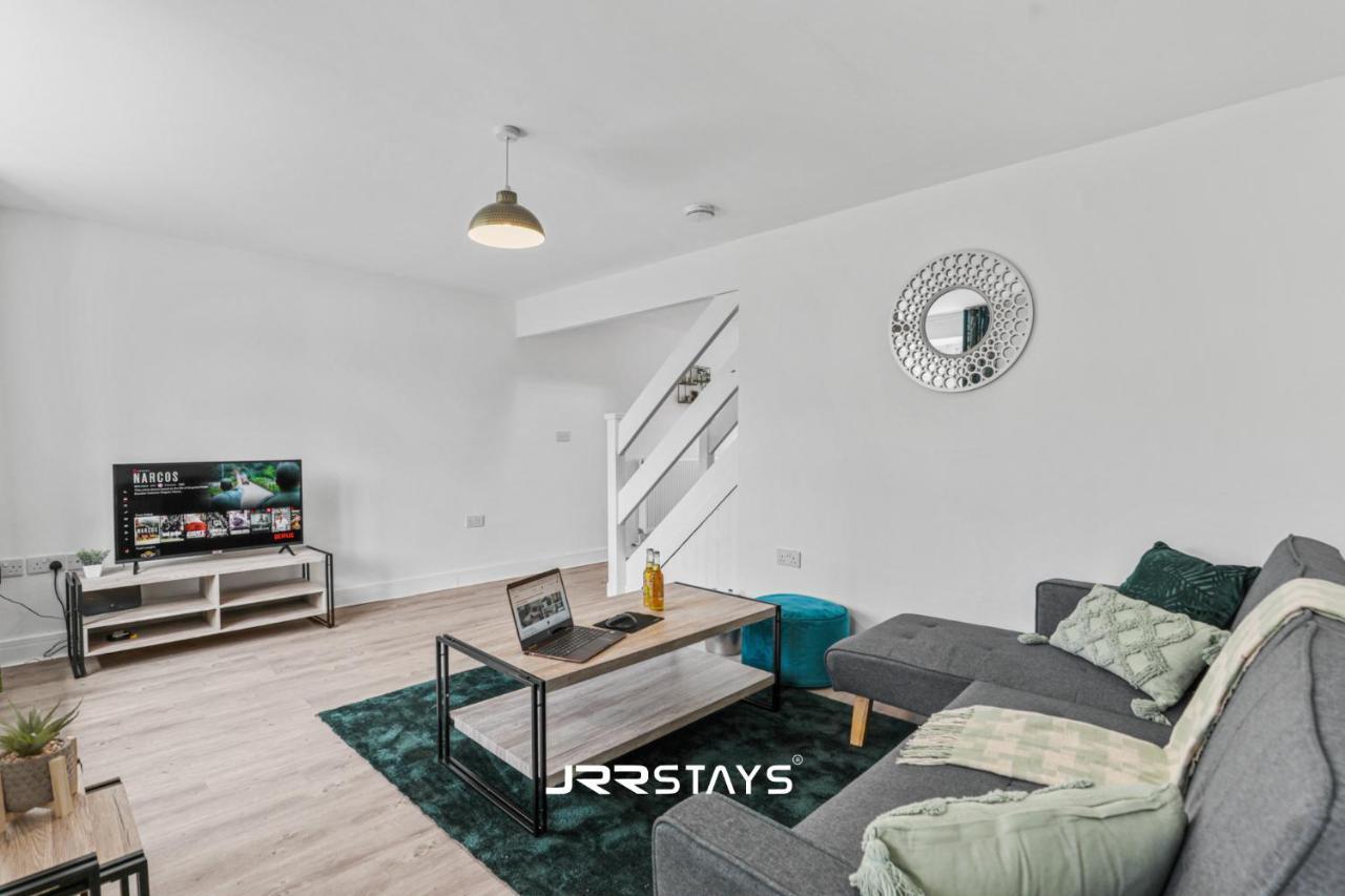 Wolverhampton - Amazing 3 Bedroom, Sleeps 6, Wi-Fi - Jrr Stays Bagian luar foto