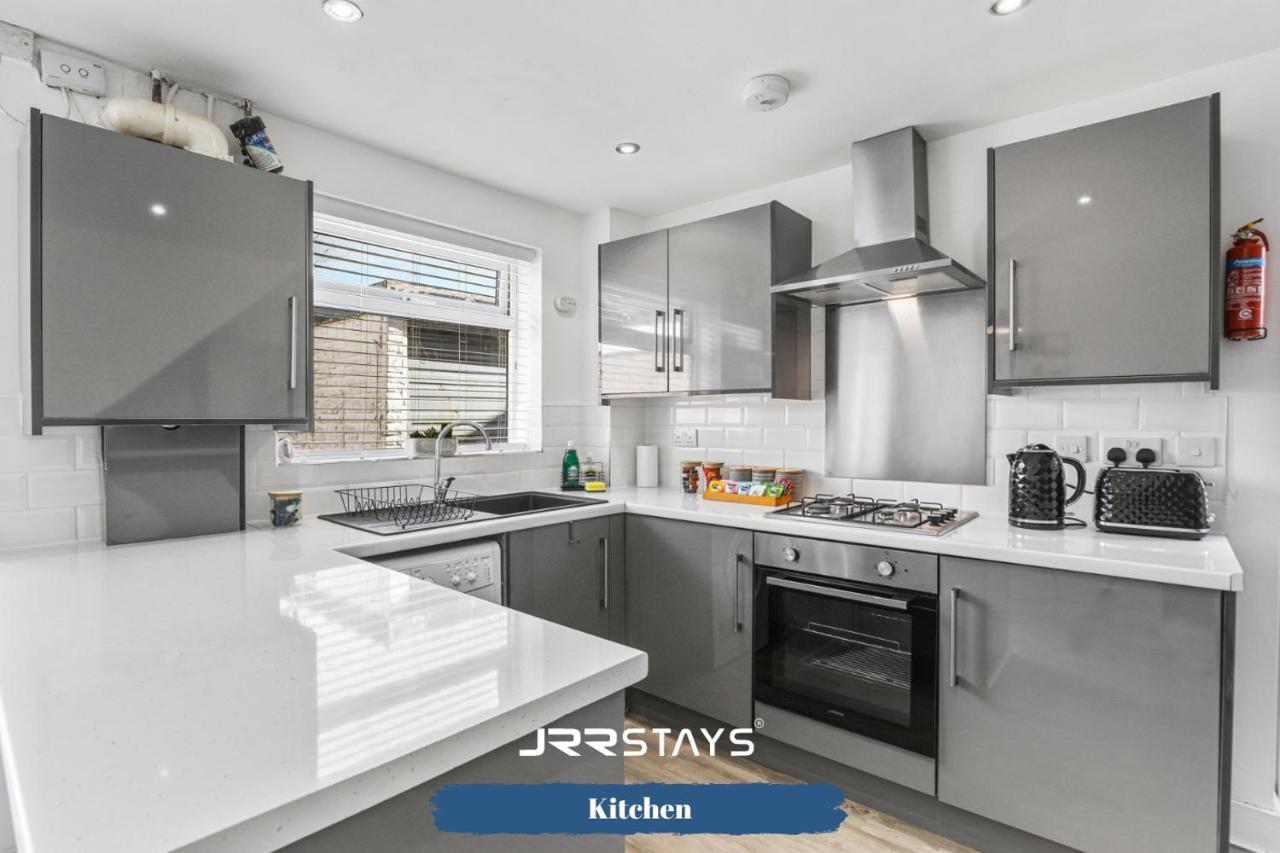 Wolverhampton - Amazing 3 Bedroom, Sleeps 6, Wi-Fi - Jrr Stays Bagian luar foto