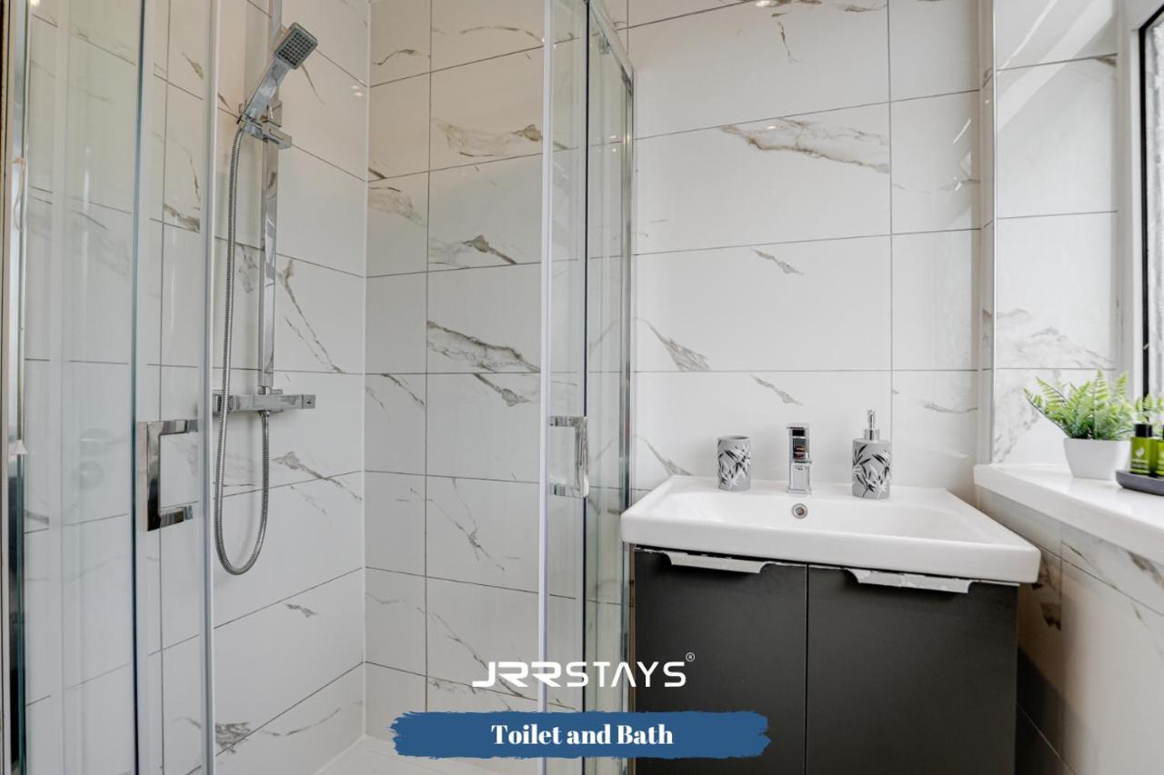 Wolverhampton - Amazing 3 Bedroom, Sleeps 6, Wi-Fi - Jrr Stays Bagian luar foto